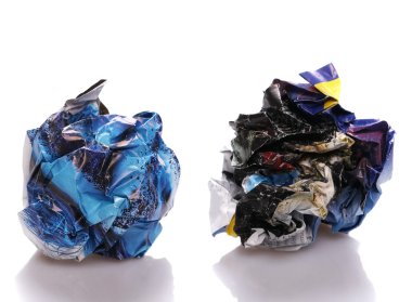 Beyaz arka plan üzerinde izole set gazete ball