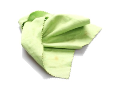 Beyaz arka plan üzerinde izole buruşuk yeşil mikrofiber bez