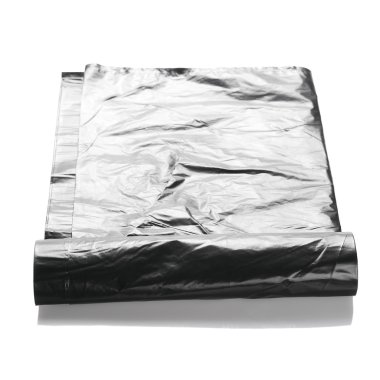 Beyaz arka plan üzerinde izole plastik siyah çöp torbası