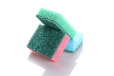 Beyaz arka plan üzerinde izole süngerler