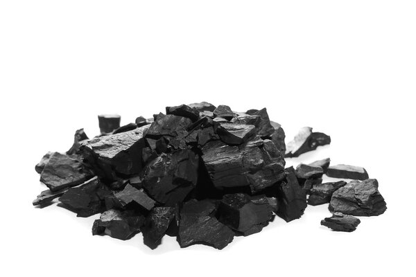 Куча черного угля изолированы на белом фоне