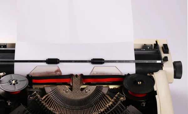 Máquina de escrever com folha de papel. Espaço para o seu texto, close up — Fotografia de Stock