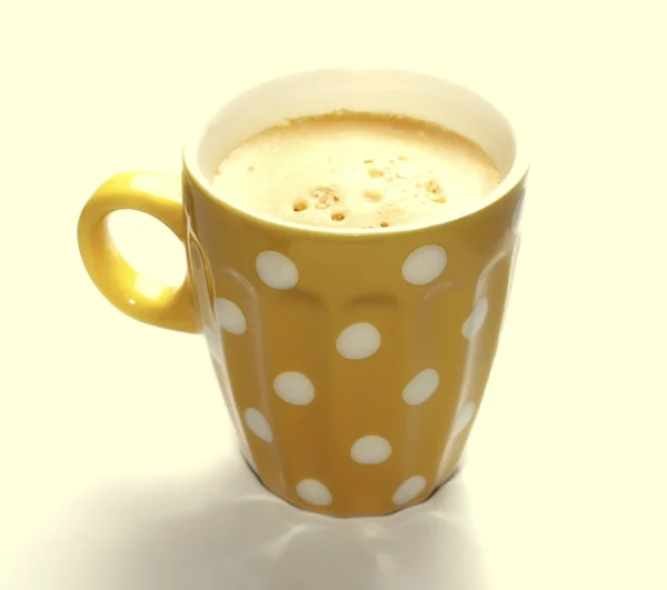 Taza de café aislado en amarillo — Foto de Stock