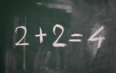 Yeşil yazı tahtası üzerinde matematik denklemi
