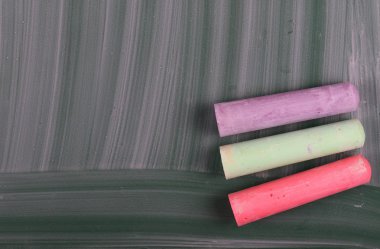 yazı tahtası ile renk tebeşirler