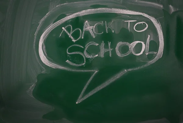 Powrót do szkoły i bańka mowy na tablicy — Zdjęcie stockowe