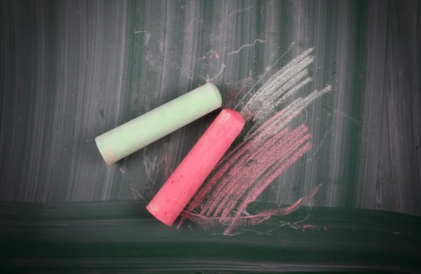 Röda och gröna chalks med blackboard — Stockfoto