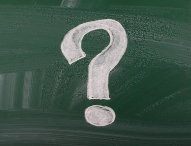 Kara tahta üzerinde soru işareti