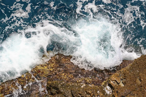 Espuma no fundo azul do mar — Fotografia de Stock