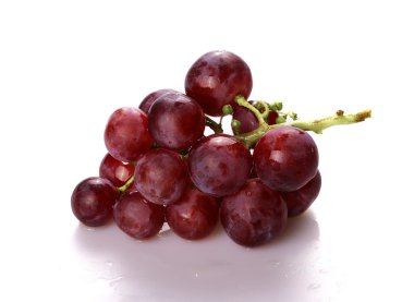 Beyaz üzerine izole edilmiş kırmızı üzüm.