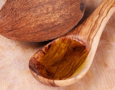 Alternatif terapi için ahşap kaşık Hindistan cevizi ve Hindistan cevizi yağı 