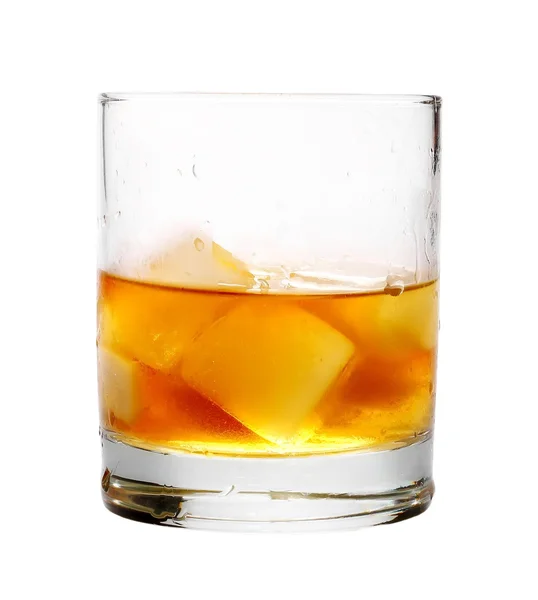 Verre de whisky avec glace isolée sur fond blanc — Photo