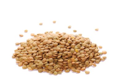 Beyaz arkaplanda izole edilmiş mercimek