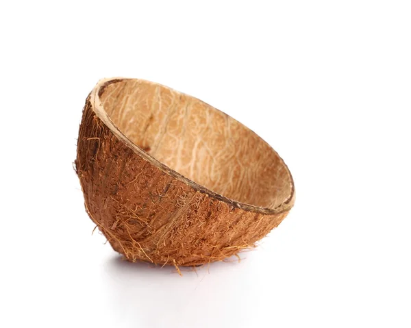 Łupiny orzecha kokosowego owoce przecięte na pół na białym tle — Zdjęcie stockowe