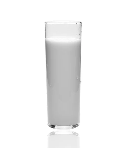 Verre de lait isolé sur blanc — Photo