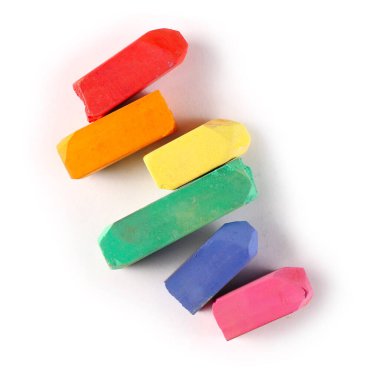 LGBT gökkuşağı bayrağı olarak dizilmiş renkli tebeşirler beyaz arkaplan, üst görünüm