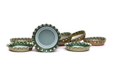 Metal bira şişesi kapakları beyaz arkaplanda izole edilmiş.