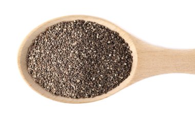 Beyaz arka planda izole edilmiş tahta kaşıkta Chia tohumları yığını, üst manzara