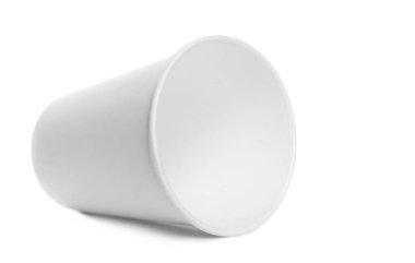 Arkaplanda boş beyaz kağıt bardak izole  