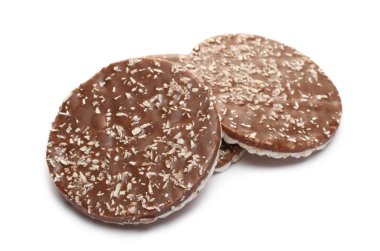 Beyaz arka planda izole edilmiş hindistan cevizi parçacıklı sütlü pirinç kekleri.