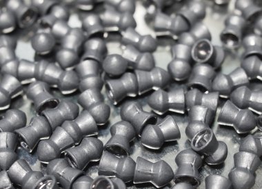 Kurşun pellet beyaz arka plan üzerinde izole kazık kurşun parçaları havalı tüfek, diabolo granül, alüminyum için olabilir