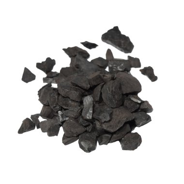 Yığın siyah kömür beyaz arkaplanda izole