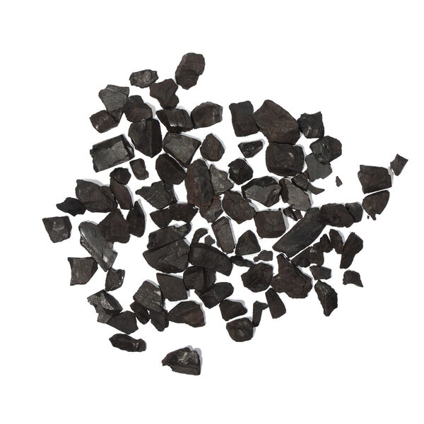 Куча черного угля изолированы на белом фоне