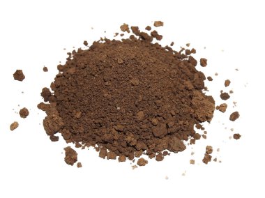 Beyaz arkaplanda izole edilmiş toprak yığını