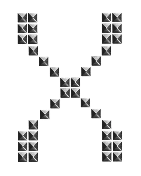 金属字母字母符号 X，时尚铆钉，金字塔金属螺柱上白色孤立 — 图库照片