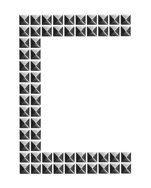 Μεταλλικά αλφάβητο επιστολή σύμβολο C, μόδα καρφιά, καρφιά μέταλλο πυραμίδα που απομονώνονται σε λευκό — Φωτογραφία Αρχείου