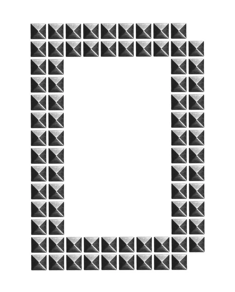 金属のアルファベットの文字記号 D、ファッションはリベット、白で隔離ピラミッド金属スタッド — ストック写真