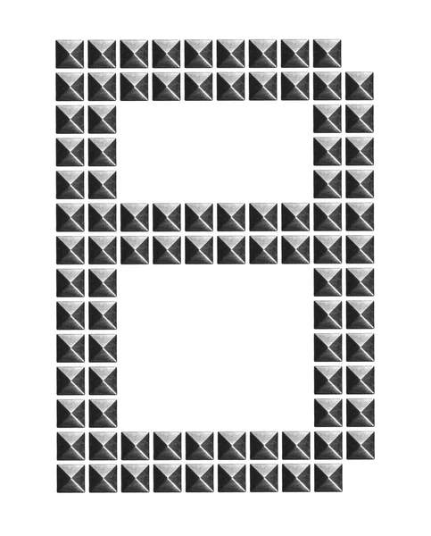 Символ металевої літери B, Fashion Rivets, пірамідальні металеві шпильки ізольовані на білому — стокове фото
