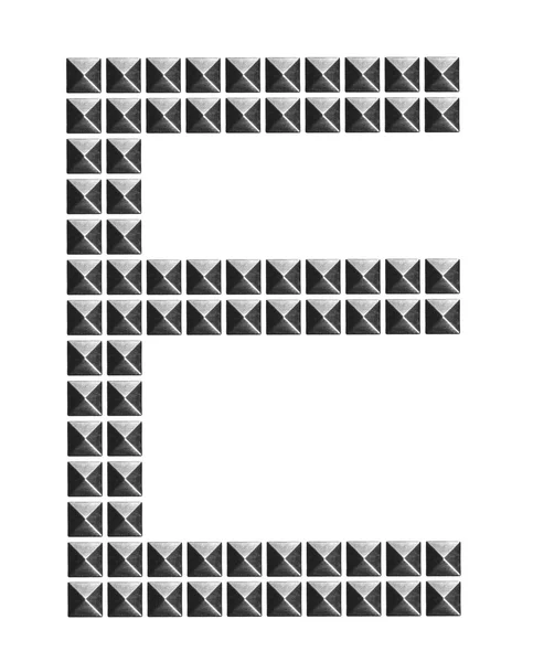 Alfabeto metálico letra símbolo E, rebites de moda, pregos de metal pirâmide isolados em branco — Fotografia de Stock