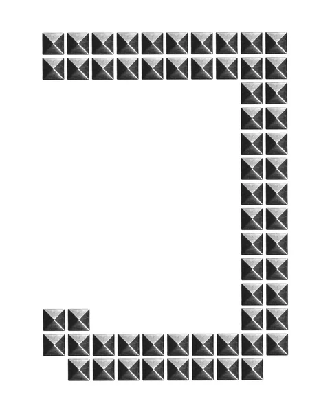 Μεταλλικά αλφάβητο επιστολή σύμβολο J, μόδα καρφιά, καρφιά μέταλλο πυραμίδα που απομονώνονται σε λευκό — Φωτογραφία Αρχείου