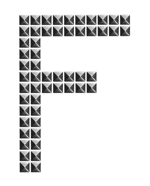 Alfabeto metálico letra símbolo F, rebites de moda, pregos de metal pirâmide isolado no branco — Fotografia de Stock