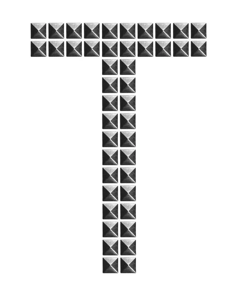Символ металевої літери T, Fashion Rivets, пірамідальні металеві шпильки ізольовані на білому — стокове фото