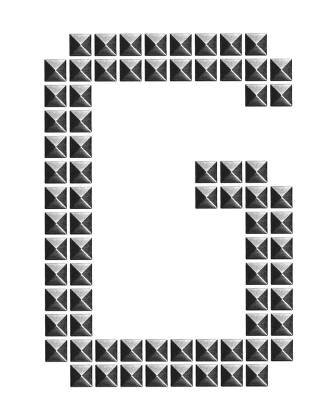 Alfabeto metallico lettera simbolo G, rivetti moda, piramide borchie metalliche isolate su bianco — Foto Stock