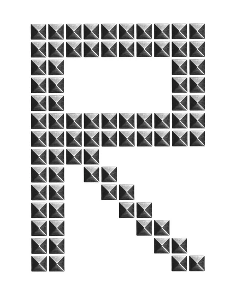 Alfabeto metallico lettera simbolo R, rivetti moda, piramide borchie metalliche isolate su bianco — Foto Stock