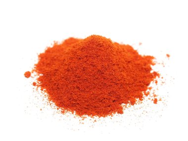 Beyaz arka plan üzerinde izole makro kazık zemin kırmızı biber