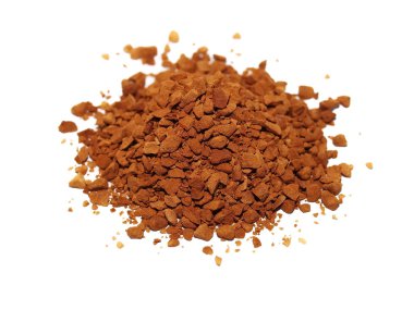 Granüle hazır kahve beyaz zemin üzerine izole kazık