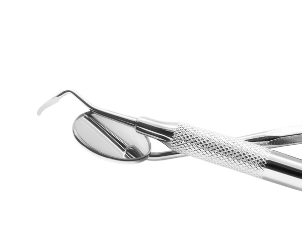 Espelho dentário e sonda, ferramentas de equipamentos médicos isolados em fundo branco — Fotografia de Stock