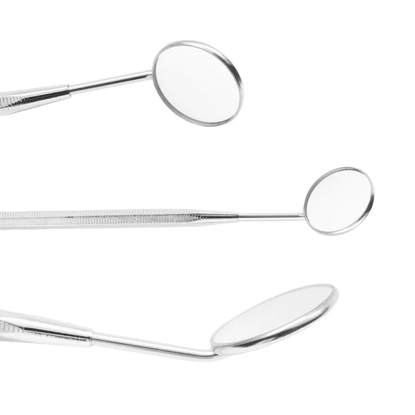 Lusterko stomatologiczne, narzędzia metalowe sprzęt medyczny na białym tle na białe, ze ścieżką przycinającą — Zdjęcie stockowe