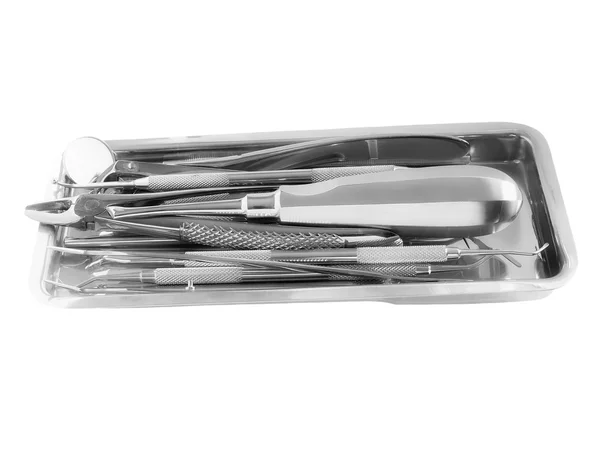 Sada kovových lékařské vybavení nástrojů pro zuby zubní péči izolovaných na bílém — Stock fotografie
