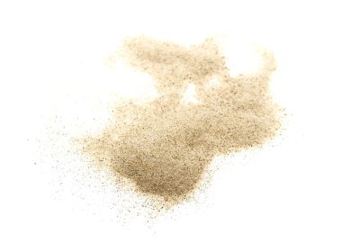 yığın çöl kumu beyaz arkaplanda izole