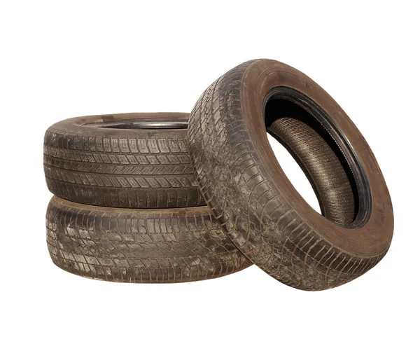 Neumáticos viejos apilados, aislados sobre fondo blanco — Foto de Stock
