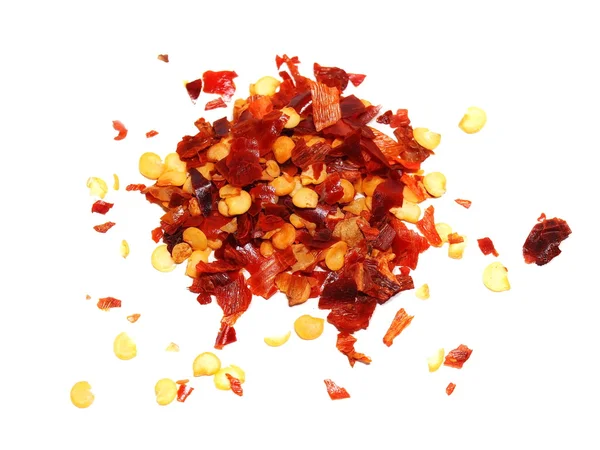 Pile schiacciato peperoncino rosso, fiocchi di peperoncino essiccato e semi isolati su sfondo bianco — Foto Stock