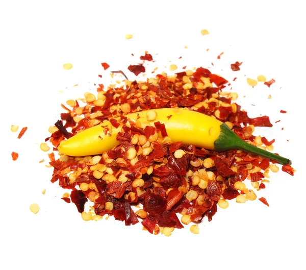 Gemalen rode peper, gedroogde chili vlokken en zaden geïsoleerd op witte achtergrond — Stockfoto