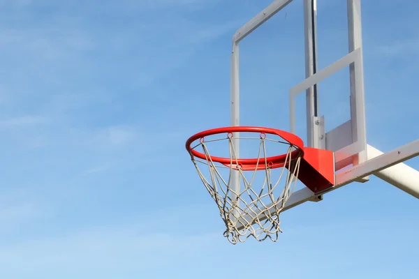 Basquete aro transparente no fundo céu azul — Fotografia de Stock