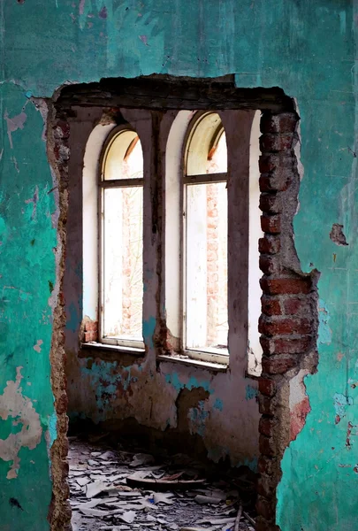 Fragmento do antigo edifício de tijolos destruído com janelas blindadas — Fotografia de Stock