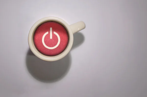 Bir kırmızı güç düğmesi ile tam kahve kupa
